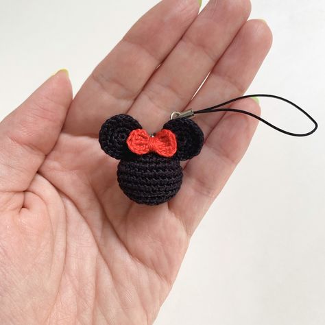 Crochet Disney, Crochet Keychain Pattern, Pola Amigurumi, Crochet Keychain, Crochet Accessories, Crochet Gifts, Crochet Patterns Amigurumi, Crochet Dolls, Crochet Jewelry