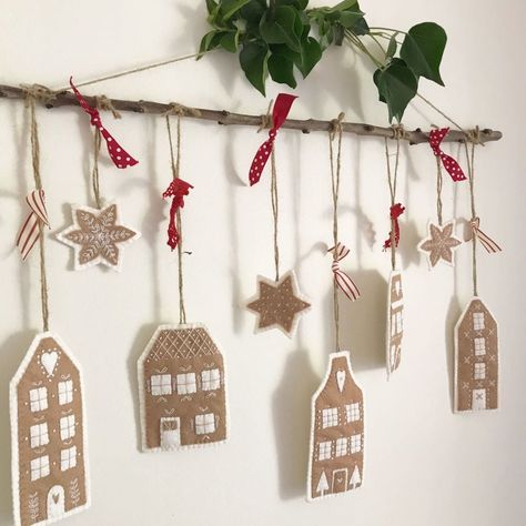 Gingerbread House Kits, Christmas Bunting, Christmas Decoration Ideas, Felt Christmas Decorations, Fun Christmas Decorations, Felt Garland, Felt Christmas Ornaments, Christmas Sewing, Noel Christmas