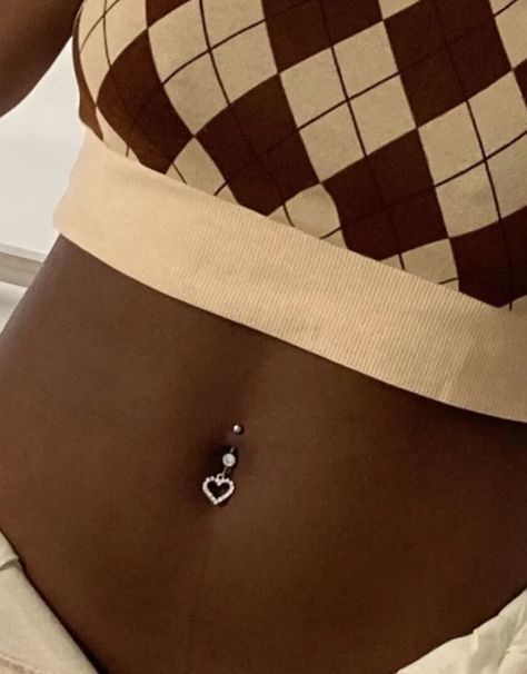 Dangle 4 piece belly button ring / piercing. Belly Piercing Black Women, Belly Button Piercing Black Women, Cute Belly Piercings, Belly Button Piercing On Chubby Stomach, Belly Piercing Ideas, Navel Piercing Aesthetic, Belly Piercing Aesthetic, Belly Button Piercing Care, Cute Belly Button Piercing