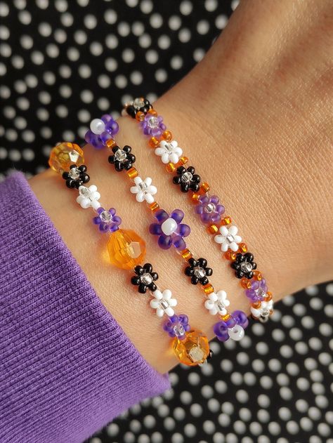 Cute colorful beaded daisy bracelet that will brighten up all your outfits and add a touch color to all styles. It is a perfect accessory for spring and summer or beautiful gift for Halloween. ✤ SIZE: ▸ 16 cm (6.3 inch) + 5,5 cm (2.2 inch) stainless steel extender chain. ▸ It is adjustable and fits a length between 16-21 cm (6.3-8.3 inches).  ▸ I recommend you to measure your wrist size before ordering!  ✤ COLOR: ▸ Orange, purple, white, black, silver. ▸ Stainless steel extender chain. ▸ Please Beaded Daisy Bracelet, Beaded Pumpkin, Beaded Halloween, Autumn Bracelet, Halloween Bracelet, Jewelry Halloween, Bracelets Beaded, Halloween Beads, Diy Bracelets Patterns