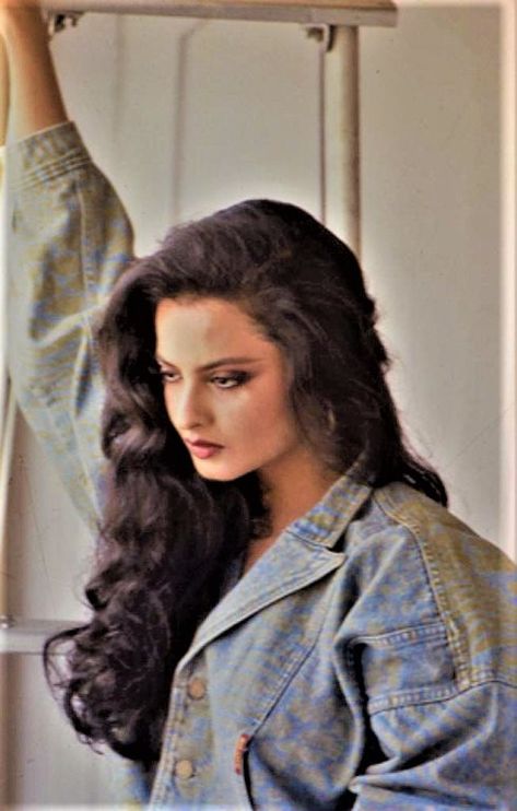 Rekha Actress Style, Rekha Saree, Rekha Actress, Bollywood Retro, Female Role Models, Retro Bollywood, Retro Looks, Bollywood Outfits, Birthday Special