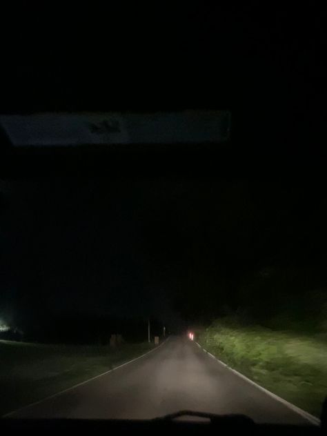 dark driving pic vibes Night Driving Aesthetic, Night Time Drive, Road Aesthetic, Driving Aesthetic, Aesthetic Country, Night Driving, Night Time, Northern Lights, Country Roads