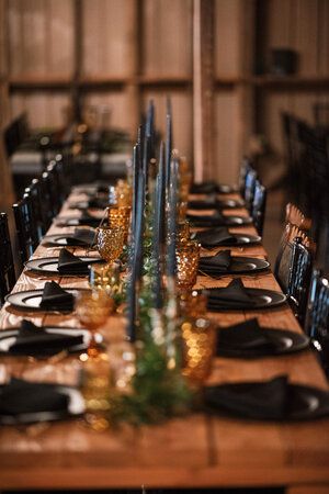 Let's talk about this king's table at Hapors' Vineyard! The black chargers, vintage amber glass and black taper candles in brass candlesticks were the perfect moody vibe for this wedding! Austin Hyler photographer || Shelly Sarver Designs rentals || kings table || Vintage meets modern Copper And Black Wedding Decor, Amber Glass Wedding Table, Black And Amber Wedding, Amber Wedding Decor, Amber Glass Wedding, Green Brown Wedding, Dining Table Place Settings, 1 Year Wedding Anniversary, Wildflower Centerpieces