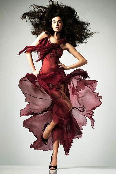 Spring Outfit Women, Mode Poses, High Fashion Poses, Beauty Dish, Fashion Beauty Photography, Blowing In The Wind, Lindy Hop, Swing Dancing, High Fashion Photography