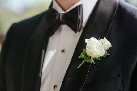 Rose Boutonniere Wedding, White Groomsmen Boutonniere, Fathers Boutonniere Wedding, White Boutonniere Wedding Simple, Rose Boutineer, Boutonniere White, White Boutineer, White Boutonniere Wedding, Single Rose Boutonniere