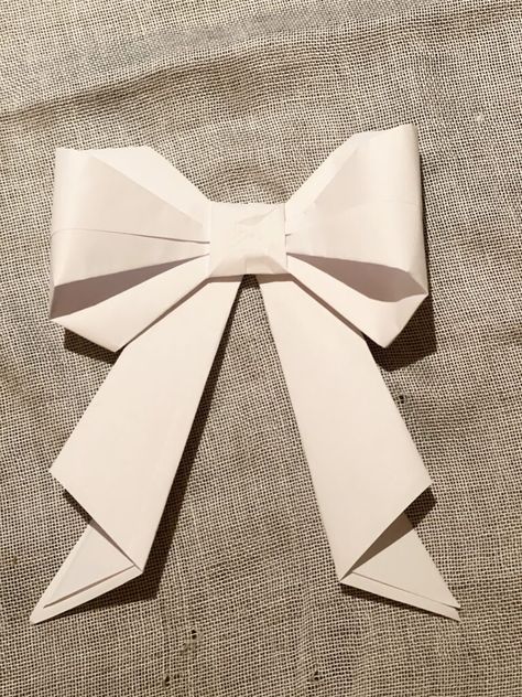 Easy paper bow origami tutorial diy. Decorate your gifts with this easy festive bow. Paper crafting. Paper bow for gift wrapping Oragami Bow, Bow Origami, Bow For Gift Wrapping, Paper Bows Diy, Bow For Gift, Wrapping Paper Bows, Paper Folding Art, Origami Tutorial Easy, Set Design Theatre