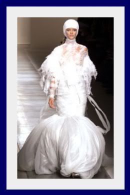 image Ugly Wedding, Weird Wedding Dress, Ugly Wedding Dress, Tacky Wedding, Worst Wedding Dress, Carmen Kass, Extravagant Wedding Dresses, Ugly Dresses, Crazy Wedding