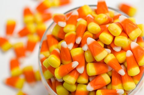 Would You Rather: Candy Corn Edition https://www.buzzfeed.com/sarahaspler/would-you-rather-candy-corn-edition?utm_source=contentstudio&utm_medium=referral #food Cornflake Candy, Nut Free Candy, Old Candy, Popular Candy, Homemade Sweets, Candy Companies, Chocolate Covered Cherries, Crafts Halloween, Turkey Dinner