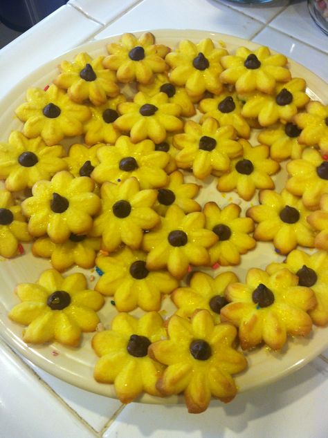 My moms sunflower inspired spritz cookies :) Just add yellow food coloring and a chocolate chip. Chocolate Spritz Cookies, Easy Holiday Baking, Holiday Baking Christmas, Spritz Cookie Recipe, Uk Recipes, Spritz Cookies, Yellow Foods, Wedding Treats, Easter Cookies