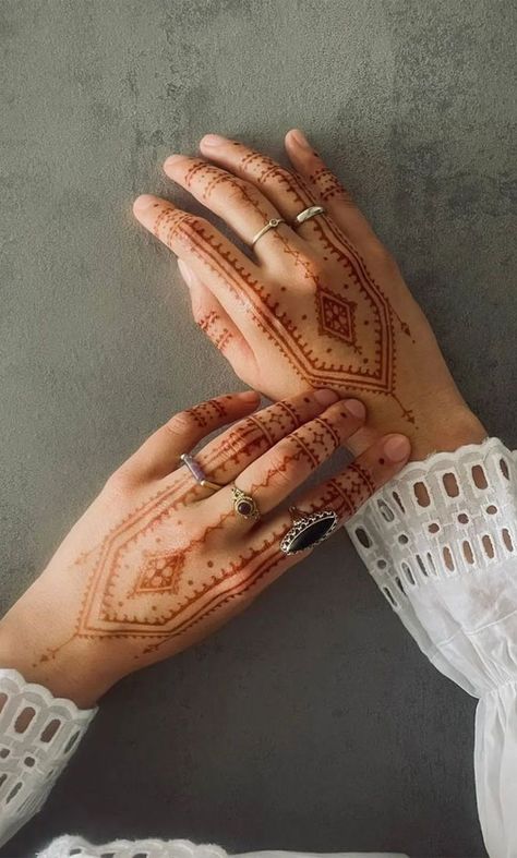 50 Timeless Allure of Henna Designs : Inspired by Moroccan Style I Take You | Wedding Readings | Wedding Ideas | Wedding Dresses | Wedding Theme Simple Henna Designs Wedding, Modern Minimal Mehndi Designs, Minimal Modern Mehndi, Modern Henna Design, Henna Modern Design, Henna Simple Design, Pattern Mehndi Designs, Keffiyeh Henna, Nontraditional Henna Designs