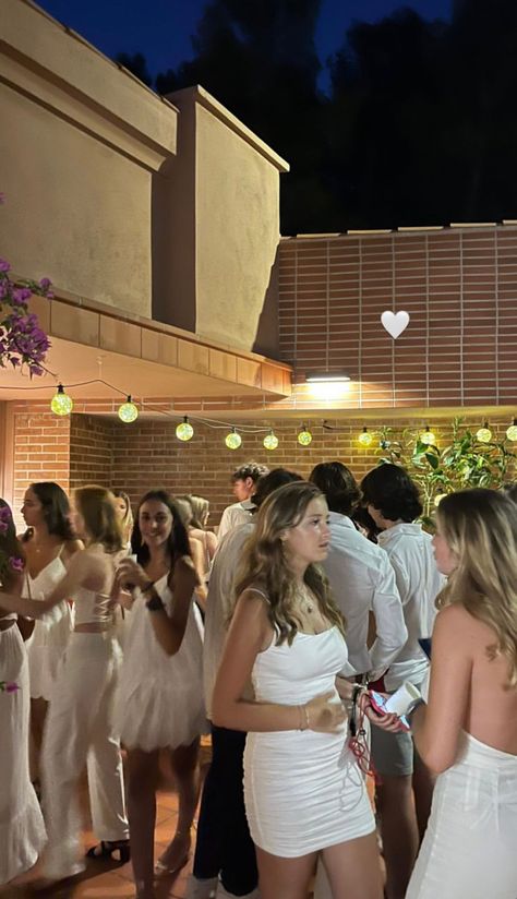 Hamptons Party, White Party Theme, 18th Birthday Party Themes, Party Dress Codes, Ibiza Party, Champagne Birthday, Summer Party Themes, Cute White Dress, All White Party