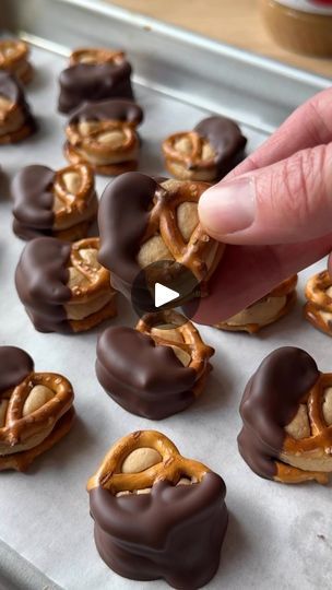 133K views · 656 reactions | Chocolate Dipped Peanut Butter Pretzel Bites 🥨🍫🥜 The perfect salty/sweet snack! Recipe in the comments below 👇 #chocolate #peanutbutter #pretzels #easyrecipe | Essential Everyday Brand | Essential Everyday Brand · Original audio Pretzel Chocolate Bites, Peanut Butter Pretzel Bites, Salty Sweet Snacks, Edible Cookie Dough Recipe, Pretzel Treats, Peanut Butter Pretzel, Mini Pretzels, Edible Cookies, Candy Recipes Homemade