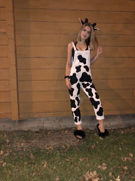 Cow Costume Diy, Animal Costumes Women, Diy Cow Costume, Farm Costumes, Cow Halloween Costume, Costume Women Halloween, Cow Halloween, Cow Outfits, Diy Costumes Women