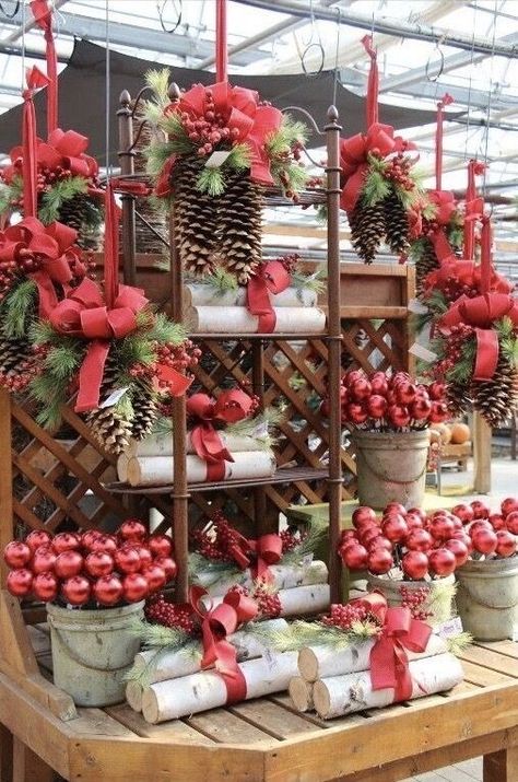 Flower Shop Christmas Display, Christmas Photobooth, Christmas Shop Displays, Christmas Cookie Cake, Christmas Decor Idea, Service Club, Merchandising Ideas, Christmas Photo Booth, Retail Ideas