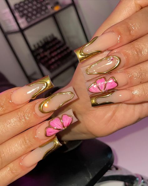 Love gold chrome ✨🩷 #nails #nailtechlife #longnails #chromenails #goldchrome #flowernails #springnails #summernails #nailinspo #nailart… | Instagram Nail Art On Chrome Nails, Nail For Birthday, Gold And Pink Nail Designs, Birthday Inspo Nails, Gold Nails Chrome, Nail Design Chrome, Nail Art Designs Gold, Birthday Nails Glam, Pink Inspo Nails