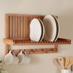 Little Kitchen Ideas Small Houses, Small Closed Kitchen Ideas, Kitchen Plate Storage, Tiny Kitchen Decor, Wall Mount Plate Rack, Wooden Dish Rack, Kitchen Space Ideas, Wooden Kitchen Storage, Mug Storage