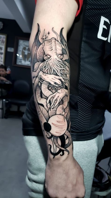 Cthulu Tattoos, Torso Tattoo Ideas, Lovecraft Tattoo Ideas, Cthulhu Tattoo Design, Dnd Tattoo Designs, Lovecraftian Tattoo, Leviathan Tattoo, Tentacle Tattoo, Cthulhu Tattoo