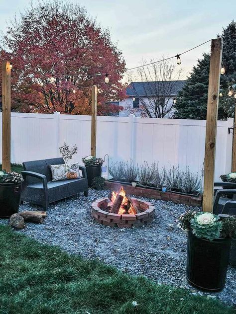 31 DIY Fire Pit Ideas and Plans for Your Backyard Bonfire Pits, Easy Fire Pit, Backyard Fire Pit, Solar Lights Diy, Relaxing Backyard, Fire Pit Ideas, Rustic Fire Pits, Fire Pit Landscaping, Backyard Swings