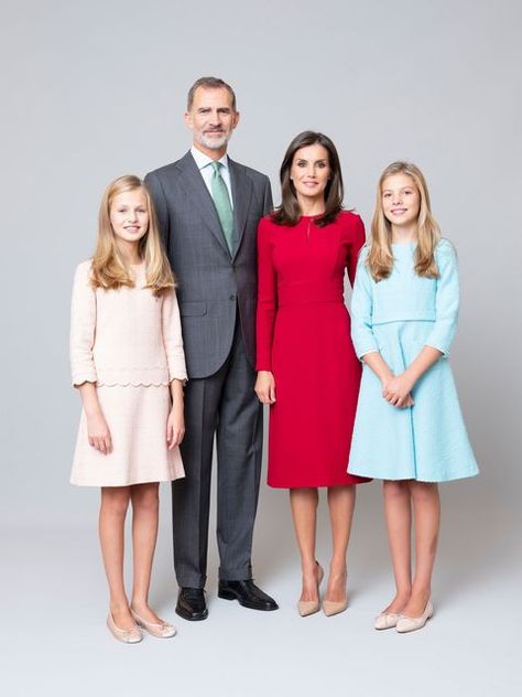 Carolina Herrera Gown, Princess Of Spain, Spanish Royalty, Princess Letizia, Style Royal, Familia Real, Spanish Royal Family, Blue Shift Dress, European Royalty