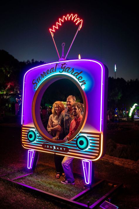 Festival Photo Opportunity, Outdoor Photo Op Ideas, Immersive Photo Booth, Coachella Activation, Retro Set Design, Event Activation Ideas, Selfie Zone Decoration, Neon Photobooth, Neon Photo Booth