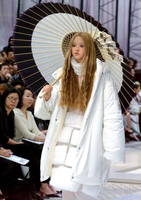 🦠 𖧵⁷ on Twitter: "Y’all don’t post enough about Devon Aoki’s modelling for me… " Devin Aoki, Japanese Umbrella, Oki Doki, Devon Aoki, Vintage Runway, It Girls, Runway Looks, Look Cool, Japanese Traditional