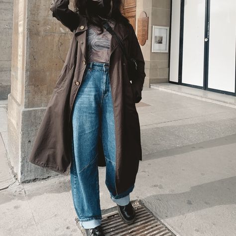 Trench Coat And Doc Martens, Wide Leg Jeans Doc Martens, Straight Leg Jeans Outfits Aesthetic, Doc Martens Wide Leg Pants, Brown Doc Martens Outfit, Low Doc Martens, How To Style Dr Martens, Brown Doc Martens, Loose Jeans Outfit