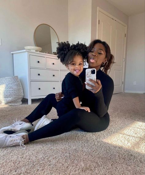 Mother And Daughter Aesthetic Black, Black Momma And Daughter, Black Working Mom Aesthetic, Girl Mom Black Women, Black Mom And Daughter Aesthetic, Mom And Daughter Goals, Black Mom And Daughter, Moms Black, Mommy Daughter Pictures