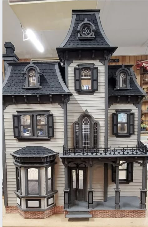 Victorian Gothic Dollhouse, Gothic Doll House Diy, Victorian House Exteriors, Haunted Mansion Bloxburg, Dark Academia Dollhouse, Gothic Doll House, Haunted House Exterior, Halloween House Exterior, Halloween Haunted House Diy