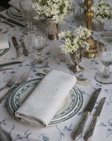 French Table Setting, Wedding Dining Decor, Damask Linen, Fine China Dinnerware, Crystal Champagne Flutes, Crystal Stemware, Crystal Champagne, Pretty Tables, Vintage Silverware