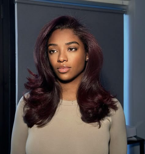 Red Hair On Brown Skin, Cola Hair Color, Red Hair Styles, Cherry Cola Hair Color, Cola Hair, Cherry Cola Hair, The Perfect Blowout, Red Hair Color Ideas, Cherry Red Hair