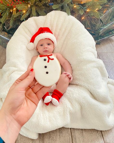 Christmas cookie baby snowman  pictures Coco Photo, Baby Cookie, Snowman Baby, Christmas Baby Pictures, Snowman Cookie, Snowman Cookies, Baby Milestones, Baby Photoshoot, Christmas Pictures