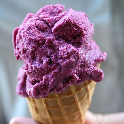 grape ice cream Japanese Ice Cream, Grape Ice Cream, Young And Hungry, Mayo Salad, Dessert Cups Recipes, Greek Pasta Salad, Sweet Custard, Tomato Cucumber Salad, Cream Salad