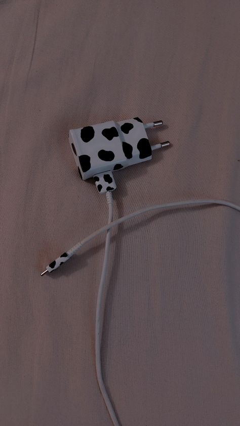 Charger Design Diy, Charger Drawing Ideas, Painted Charger Cube Ideas, Phone Charger Painting Ideas, Paint Charger Cube, Charger Drawing, Charger Painting Ideas, Diy Phone Charger, Charger Art