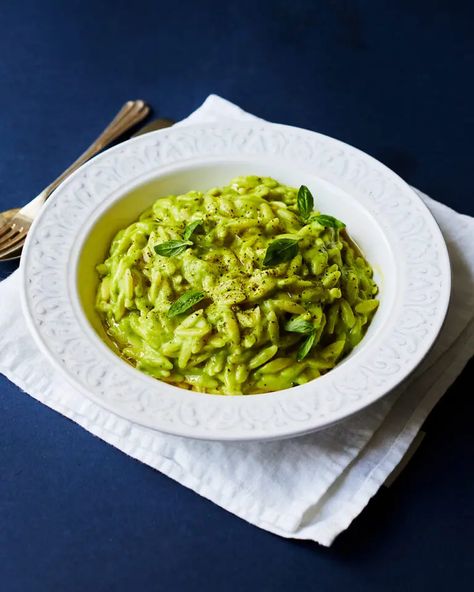 Pea green orzotto Plates Photography, Mozzarella Recipe, Pea Pesto, Quick Pasta Recipes, Orzo Recipes, Seasonal Cooking, Pescatarian Recipes, Tasty Pasta, Healthy Pasta Recipes