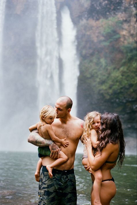 Hawaii Family Photoshoot, Waterfall Picture Ideas, Waterfall Pictures, Lifestyle Photos, Instagram Family, Family Pics, Family Adventure, Pregnancy Shoot, Family Photoshoot