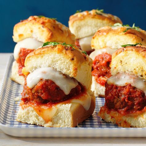 Cheesy Meatball Sliders Small Sandwiches, Pulled Turkey, Chicken Parmesan Sliders, Pesto Sauce For Pasta, Cheesy Meatballs, Meatball Sliders, Cheeseburger Sliders, Bowl Party Food, Hawaiian Sweet Rolls