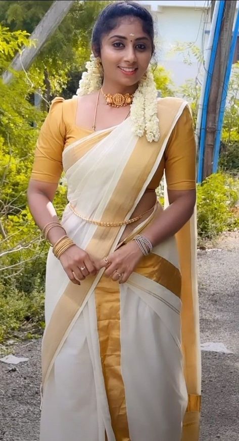 Tamil Girls Saree Look, Mallu Saree, Telugu Culture, Anushka Photos, Black Frock, Indian Sari Dress, Hot Women Dress, Saree Models, Beautiful Women Over 40