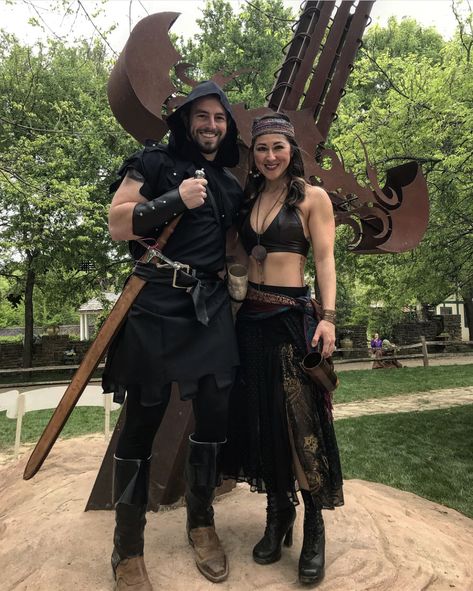 DIY Couples Renaissance Costumescountryliving Costume Halloween Famille, Medieval Costume Diy, Halloween Costume Couple, Ren Faire Outfits, Diy Couples Costumes, Ren Faire Costume, Festival Outfits Men, Fair Outfits, Viking Costume