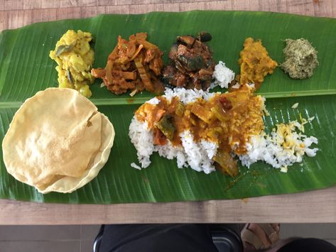 [I Ate] the banana leaf rice in KL and it was delicious. Banana Leaf Food, Banana Leaf Rice, Rice Meals, Food Aesthetics, Food Images, Indian Dishes, Beautiful Photos Of Nature, Banana Leaf, The Hub