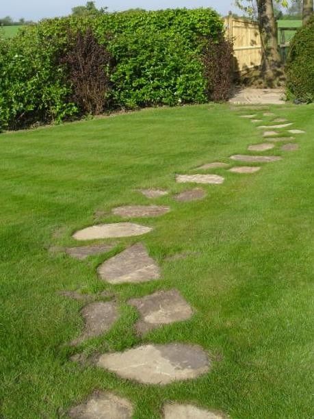 Flagstone Pathway In Grass Paths, Path Through Lawn, Stone Stepping Stones, Grass Walkway, Stepping Stones Garden, Grass Path, Garden Path Ideas, Flagstone Pathway, Grass Pavers