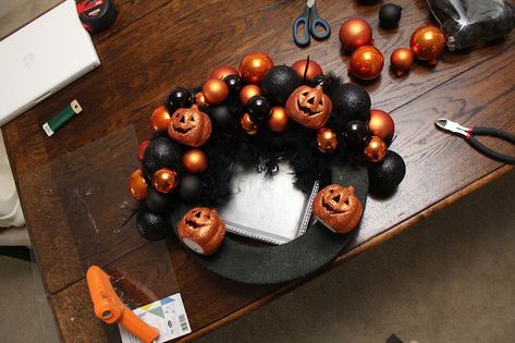 Ideas For Halloween Decorations, Actividades Halloween, Halloween Ornament Wreath, Halloween Door Wreaths, Halloween Deco Mesh, Beautiful Halloween, Diy Halloween Wreath, Easy Halloween Decorations, Halloween Wreaths