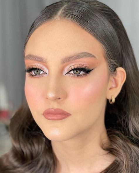 Make Up Fiesta, Makeup Social, Red Lipstick Makeup Looks, Glamorous Wedding Makeup, Makeup Ojos, Kylie Makeup, Red Lipstick Makeup, Pink Eye Makeup, Quince Hairstyles