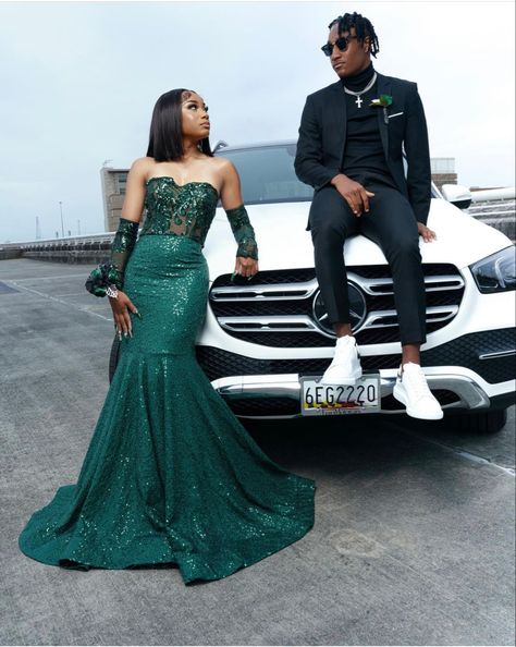 Dark Green Tuxedo Prom, Park Prom Pictures, Green Prom Couple Outfit, Couples At Prom, Green Prom Outfits, Prom Cars Ideas, Emerald Green Prom Couple, Green And Black Prom, Prom Black Couples