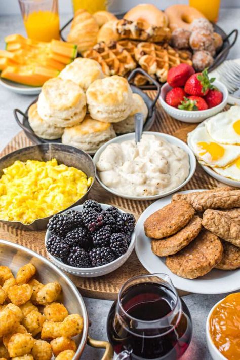 Make breakfast something special with a grazing board. The whole family will love this Breakfast Charcuterie Grazing Board. Breakfast Grazing Table, Breakfast Charcuterie, Breakfast Boards, Charcuterie Ideas, Breakfast Board, Breakfast Platter, Grazing Board, Fresh Meals, Family Fresh Meals