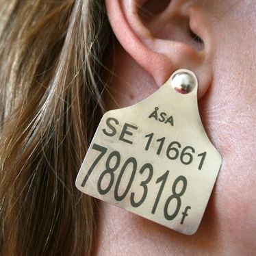 cow tag earing Rodeo Crafts, Cattle Tags, Cow Tag, Silhouette Cameo Crafts, Cow Ears, Halloween Coustumes, Ear Tag, Contemporary Earrings, Trending Art