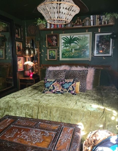 Maximalist Bedroom Aesthetic, Bedroom Aesthetic Vintage, Maximalist Bedroom, Dream Room Inspiration, Small Room Bedroom, Room Inspiration Bedroom, Bedroom Aesthetic, Dream House Decor, Room Aesthetic