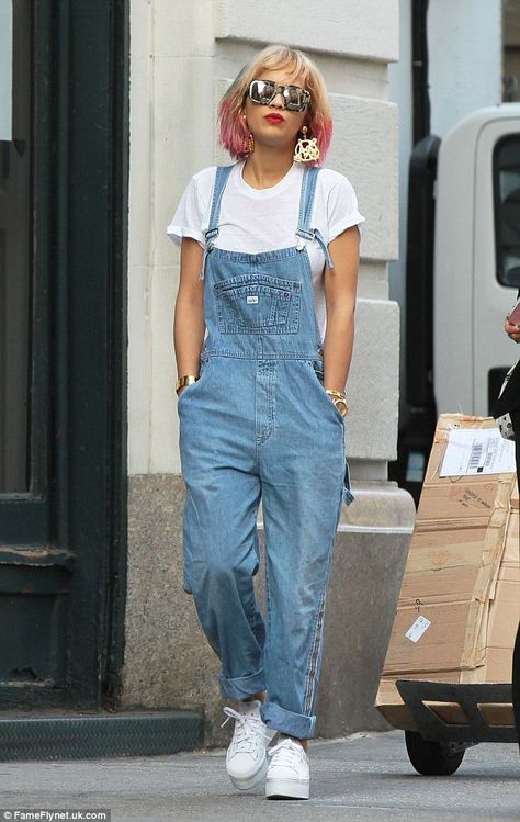 Girl with five colours in her hair: Singer Rita Ora ditched the tote and strolled through New York City wearing comfy denim dungarees Rita Ora Style, Look Hip Hop, Dungaree Outfit, Style Icons Inspiration, Look Jean, Denim Dungarees, Stage Performance, Rita Ora, Pinterest Fashion