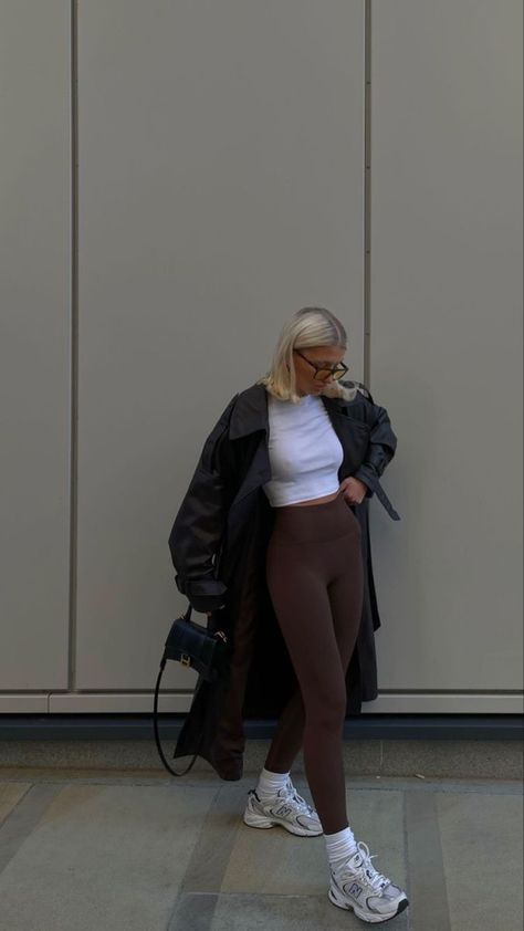 Mode Dope, Look Legging, New Balance Outfit, Shoes 2022, Neutral Outfits, Outfits For Fall, Aesthetic Style, Sporty Outfits, Outfit Inspo Fall