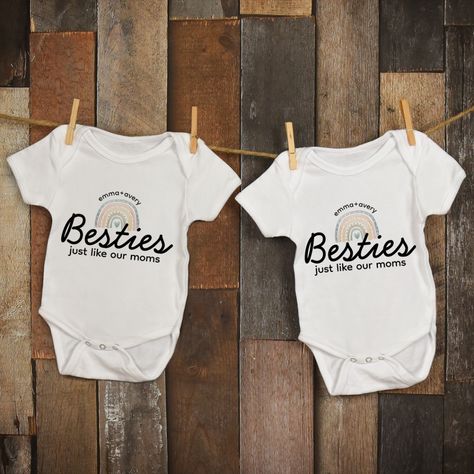 Baby Best Friends, Best Friend Onesies, Matching Baby Outfits, Pregnant Best Friends, Surprise Pregnancy Announcement, Pregnancy Reveal Gifts, Fun Baby Announcement, Gender Reveal Party Theme, Pregnancy Announcement Gifts