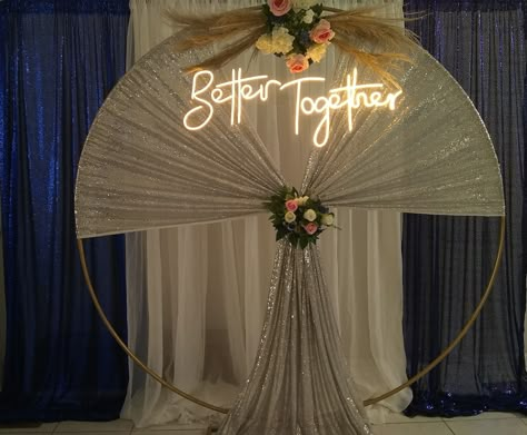 Easy Engagement Decoration Ideas, Circular Backdrop With Balloons, Round Backdrop Ideas For Wedding, Circle Arch Photo Backdrop, Round Wedding Arch Draping, Round Backdrop Ideas, Unique Wedding Backdrop, Circle Arch Backdrop, Circle Arch